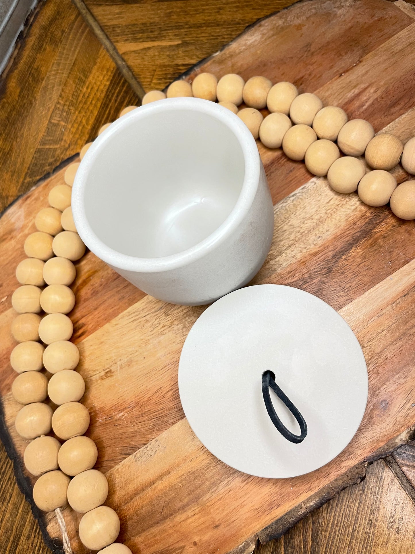 Round Vessel With Lid
