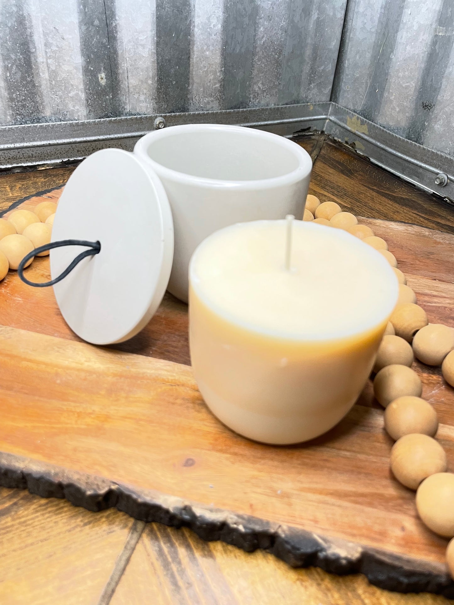 Round Vessel With Lid