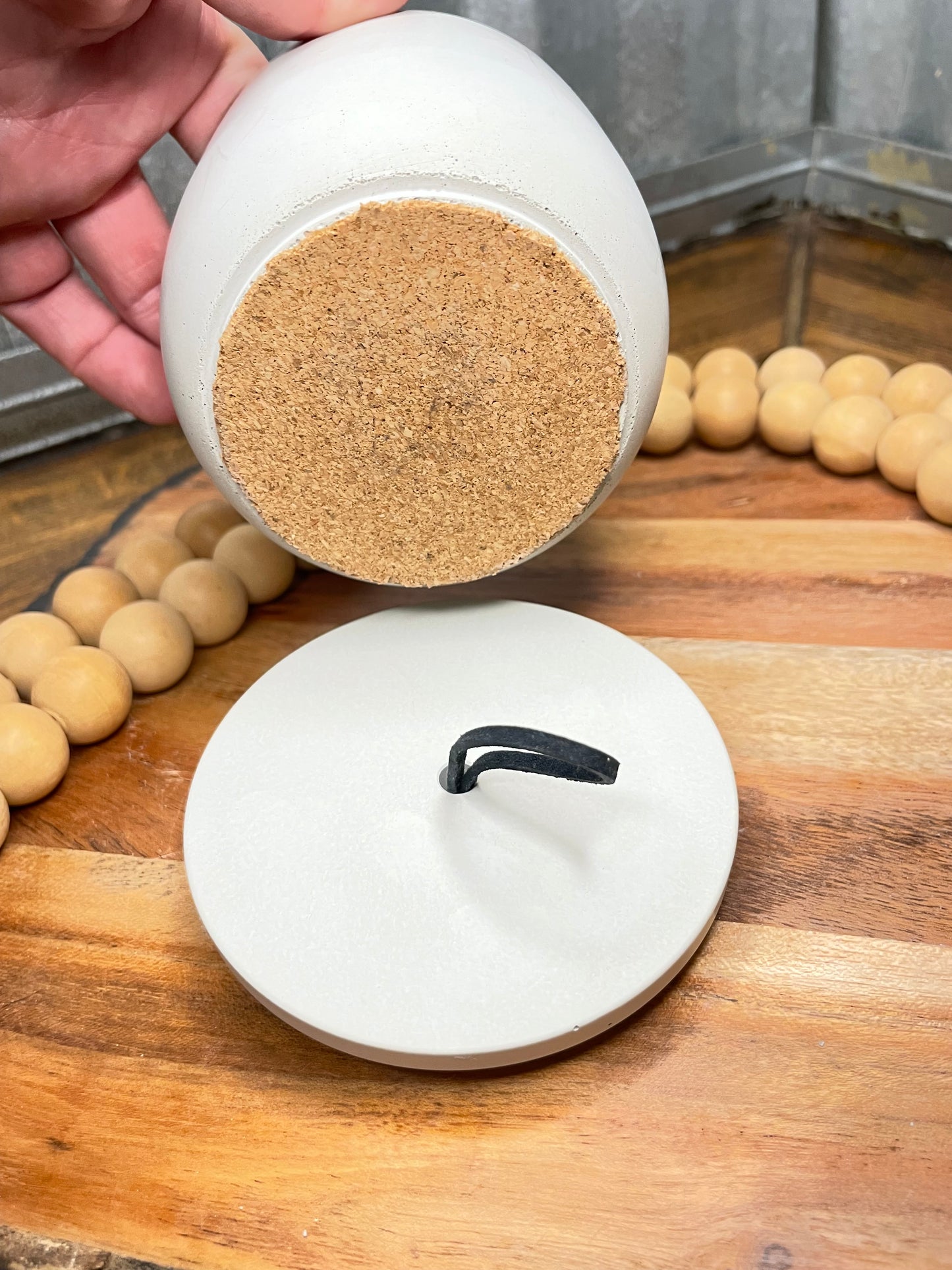 Round Vessel With Lid
